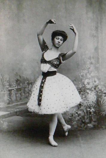 Alexandra Baldina as a bayadère (1900)