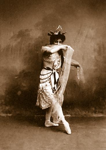 Ekaterina Ofitserova in the Danse d'jampe (1900)