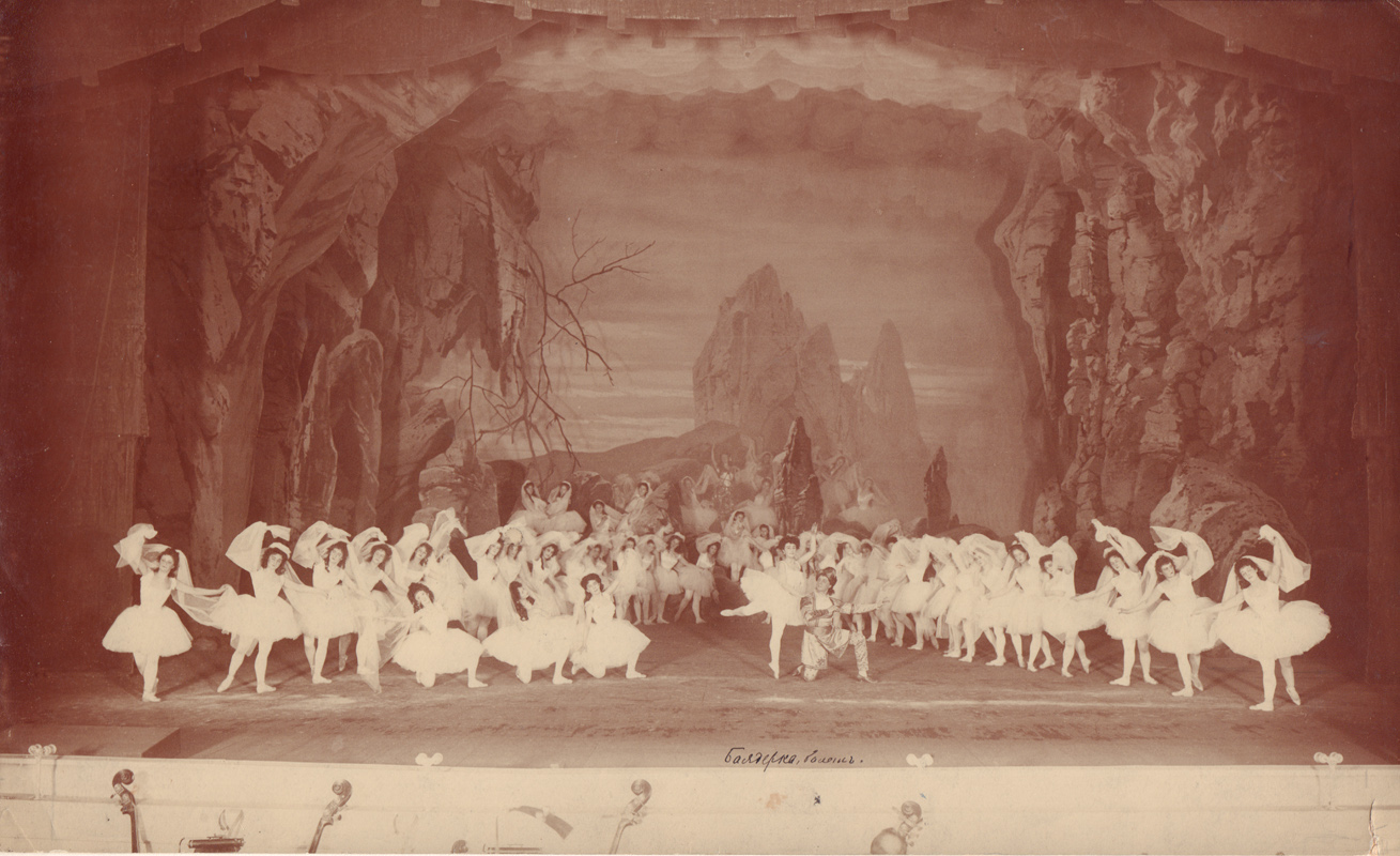 The Kingdom of the Shades in the 1900 revival: in the centre are Matilda Kschessinskaya as Nikiya and Pavel Gerdt as Solor. On the left are Varvara Rykhliakova, Agrippina Vaganova and Anna Pavlova as the Three Shades.