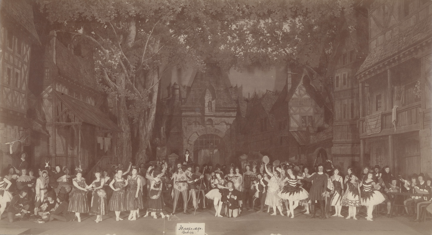 The cast of Act 1 in Petipa's final revival; in the centre are Matilda Kschessinskaya as Esmeralda and Pavel Gerdt as Pierre Gringoire (1899)