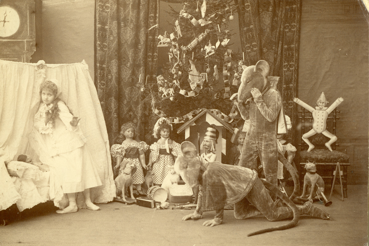 Stanislava Belinskaya as Clara and students of the Imperial Ballet School as mice (1892)